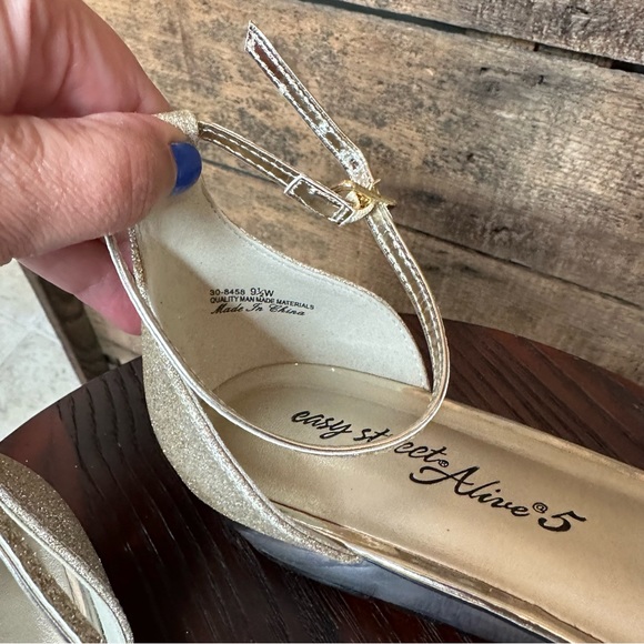 Easy Street Strappy Wedge Sandals in Gold women’s size 9 1/2W - Picture 7 of 8